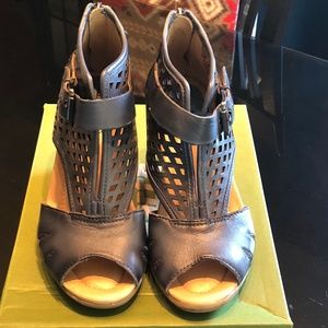 Earth Leather Peep-toe Heeled Sandals - Virgo